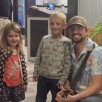 Mehr über den Artikel erfahren #7 Our kids join a jam-session at Bohicket Creek