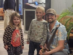 Mehr über den Artikel erfahren #7 Our kids join a jam-session at Bohicket Creek