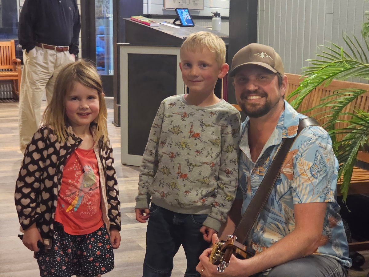 Du betrachtest gerade #7 Our kids join a jam-session at Bohicket Creek