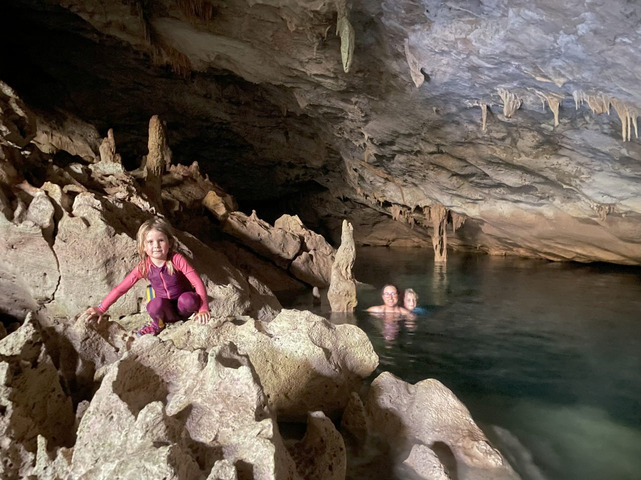 Du betrachtest gerade #19 Exumas with family 3 – Exploring a cave and sailing to Blackpoint